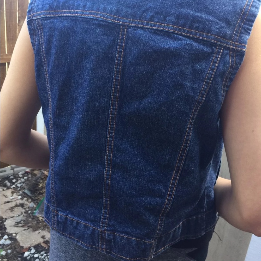 Vest - Picture 3 of 4